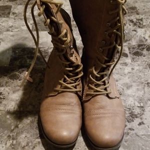 Wood brown laced boots